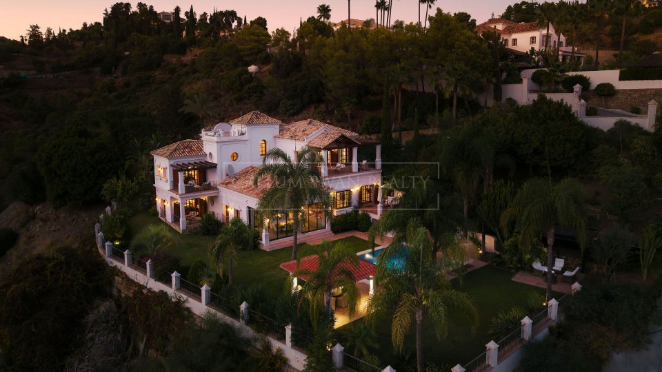 Benahavis, Renovated Andalusian-Style Villa with Sea Views in El Madroñal, Benahavís