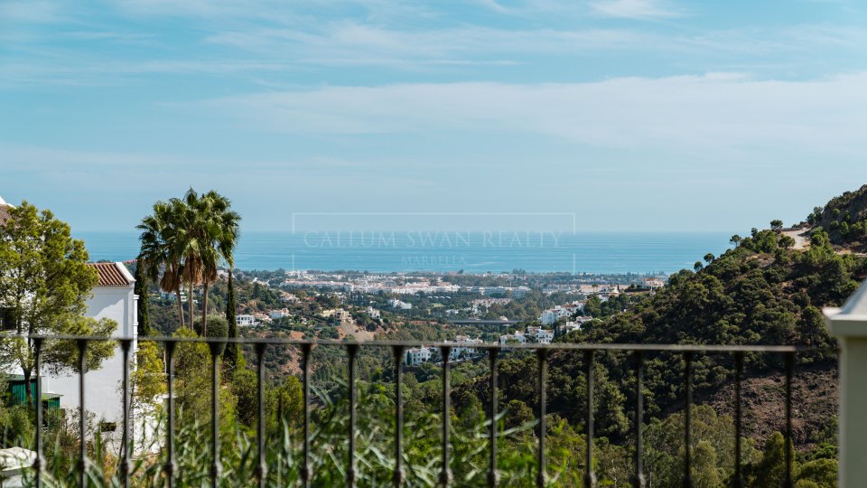 Benahavis, Renovated Andalusian-Style Villa with Sea Views in El Madroñal, Benahavís
