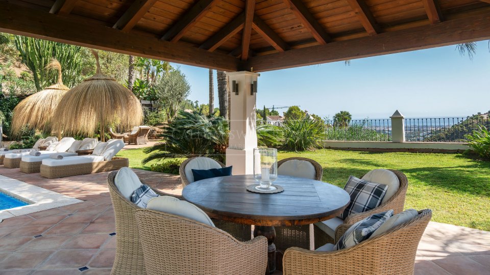 Benahavis, Renovated Andalusian-Style Villa with Sea Views in El Madroñal, Benahavís