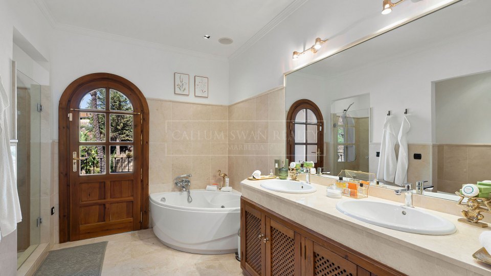 Benahavis, Renovated Andalusian-Style Villa with Sea Views in El Madroñal, Benahavís