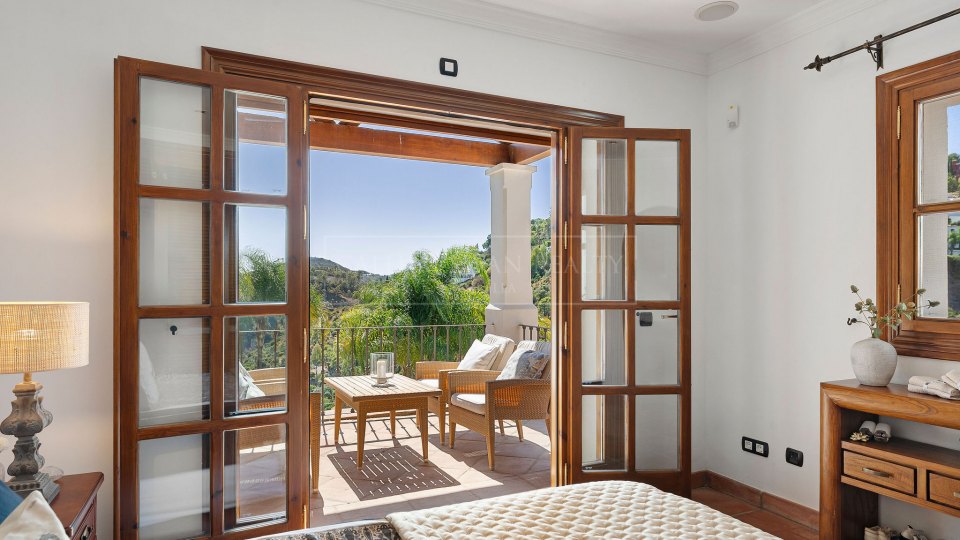 Benahavis, Renovated Andalusian-Style Villa with Sea Views in El Madroñal, Benahavís