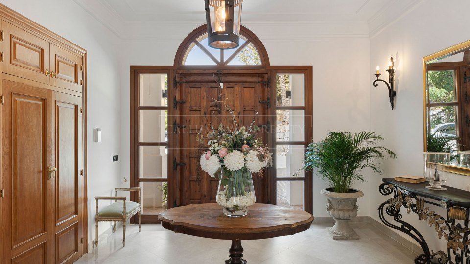 Benahavis, Renovated Andalusian-Style Villa with Sea Views in El Madroñal, Benahavís