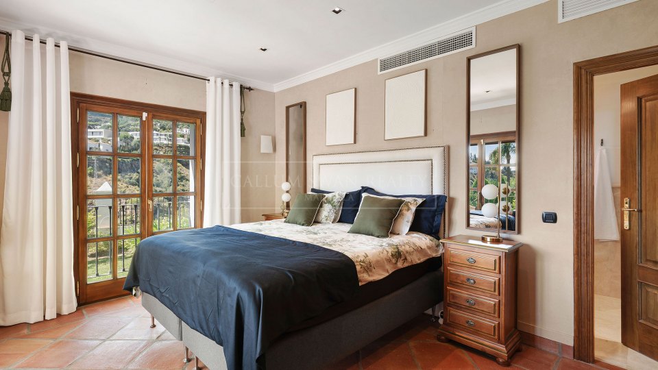 Benahavis, Renovated Andalusian-Style Villa with Sea Views in El Madroñal, Benahavís