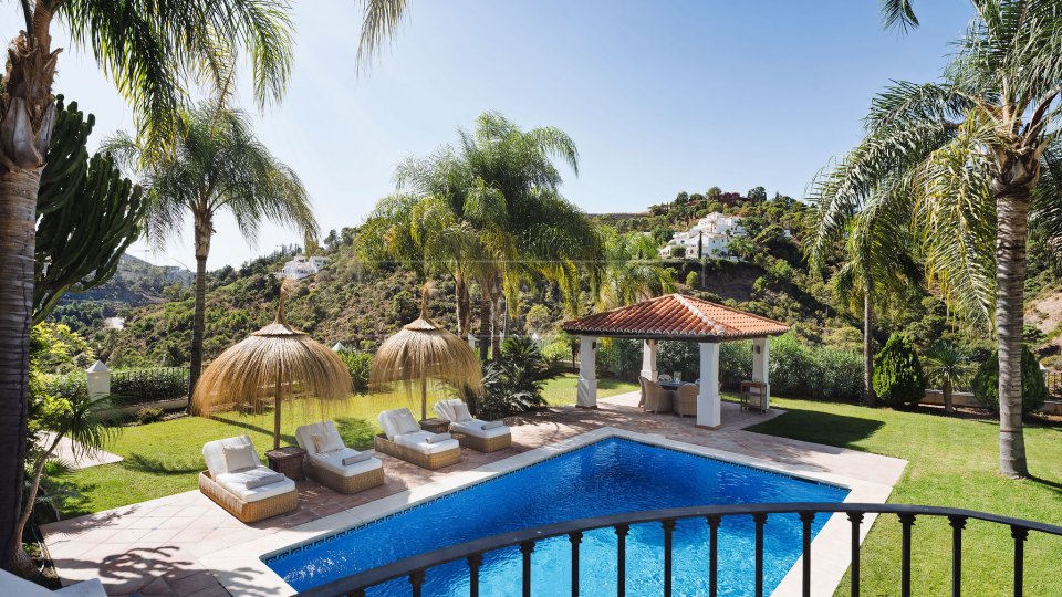 Benahavis, Renovated Andalusian-Style Villa with Sea Views in El Madroñal, Benahavís