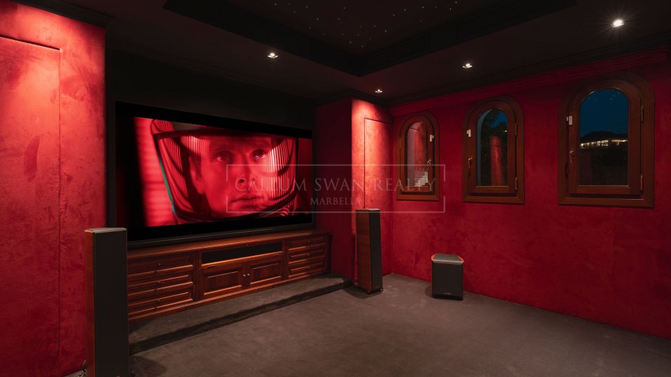 Benahavis, Renovated Andalusian-Style Villa with Sea Views in El Madroñal, Benahavís