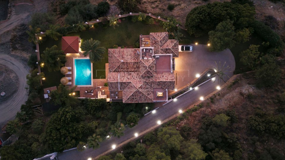 Benahavis, Renovated Andalusian-Style Villa with Sea Views in El Madroñal, Benahavís