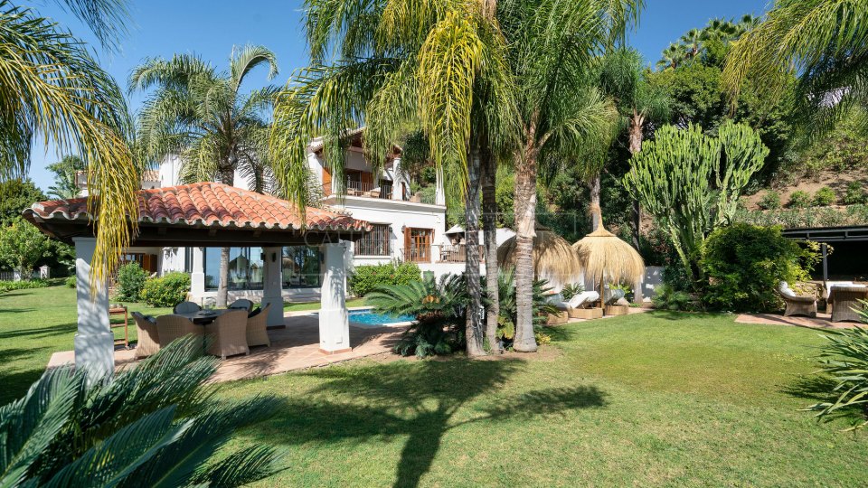 Benahavis, Renovated Andalusian-Style Villa with Sea Views in El Madroñal, Benahavís