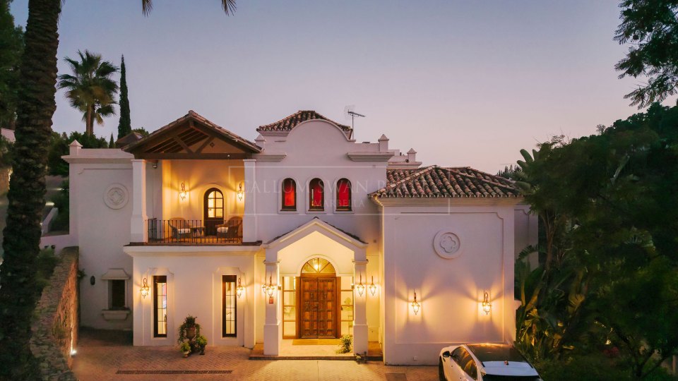 Benahavis, Renovated Andalusian-Style Villa with Sea Views in El Madroñal, Benahavís