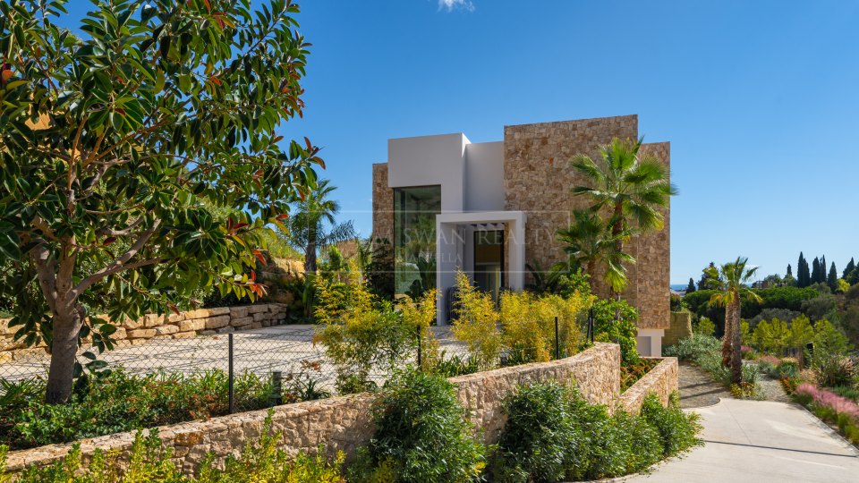 Marbella Golden Mile, Modern Villa with Sea Views for Sale in Marbella Hill Club