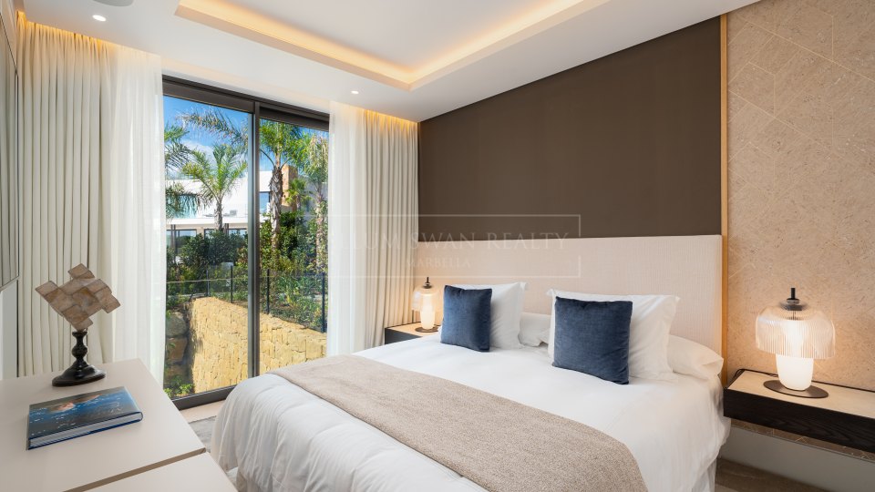 Marbella Golden Mile, Newly Built Villa with Panoramic Views in Marbella Hill Club, Marbella