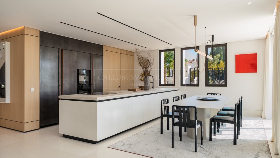 Marbella Golden Mile, Newly Built Villa with Panoramic Views in Marbella Hill Club, Marbella