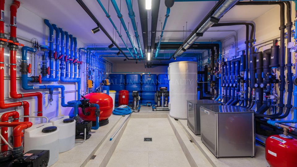 Marbella Golden Mile, Newly Built Villa with Panoramic Views in Marbella Hill Club, Marbella