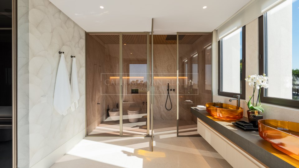 Marbella Golden Mile, Newly Built Villa with Panoramic Views in Marbella Hill Club, Marbella