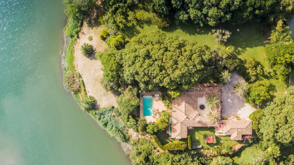 Benahavis, Spanish Style Villa for Sale with Lake Views on a Large Private Plot in Benahavís