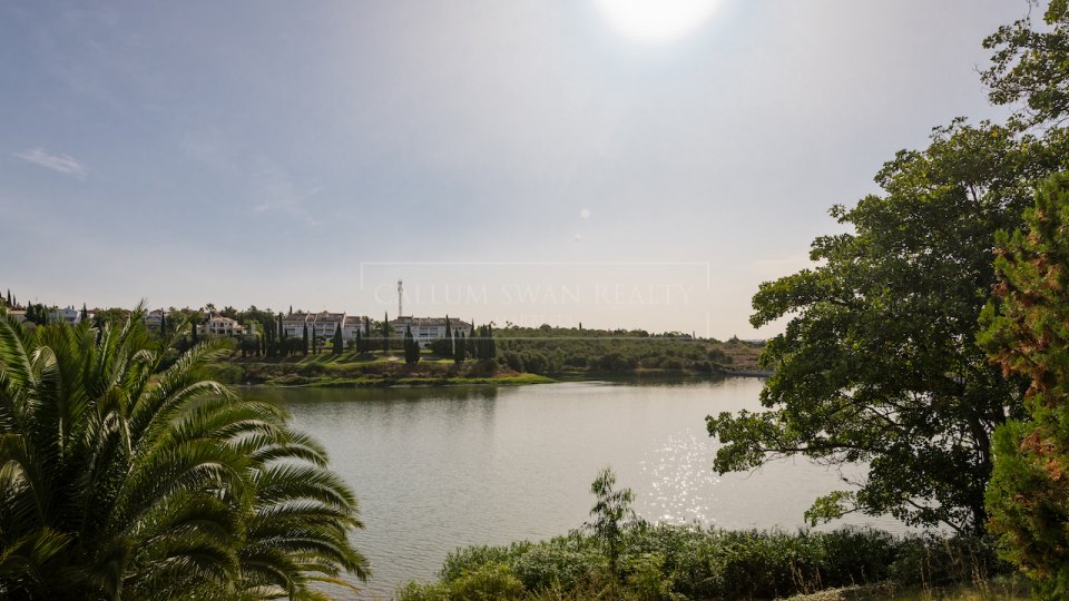 Benahavis, Spanish Style Villa for Sale with Lake Views on a Large Private Plot in Benahavís