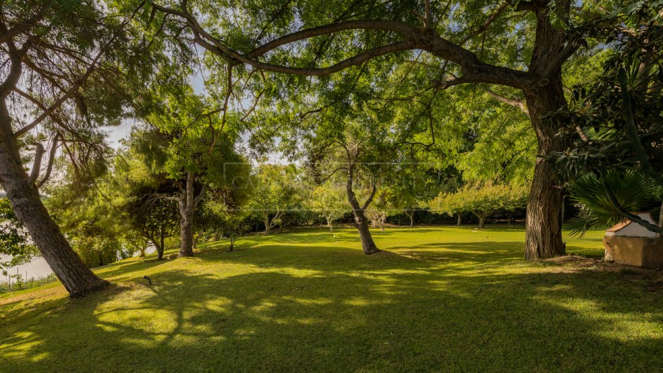 Benahavis, Spanish Style Villa for Sale with Lake Views on a Large Private Plot in Benahavís