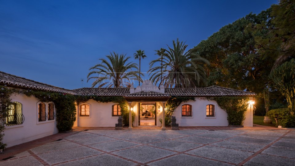 Benahavis, Spanish Style Villa for Sale with Lake Views on a Large Private Plot in Benahavís