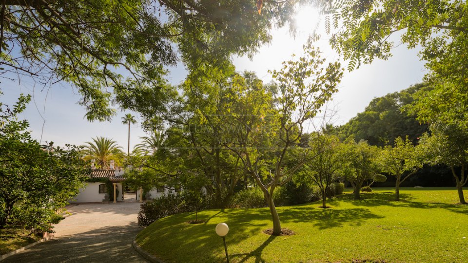 Benahavis, Spanish Style Villa for Sale with Lake Views on a Large Private Plot in Benahavís