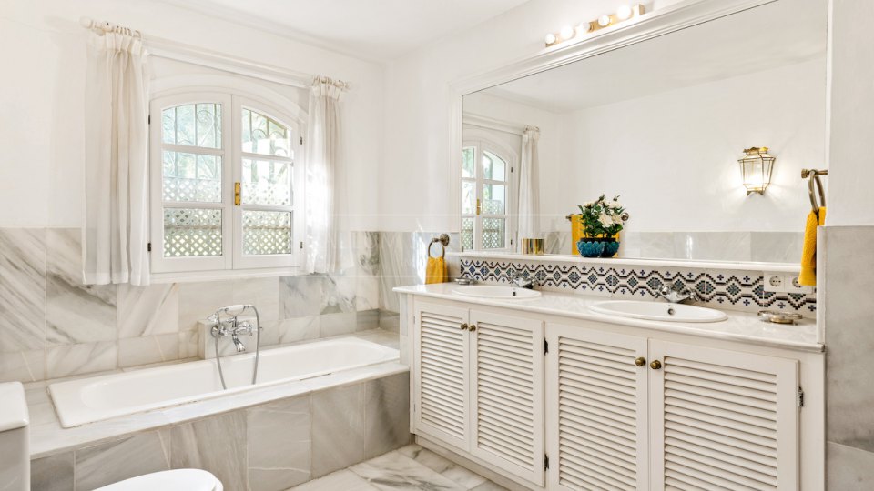 Benahavis, Spanish Style Villa for Sale with Lake Views on a Large Private Plot in Benahavís