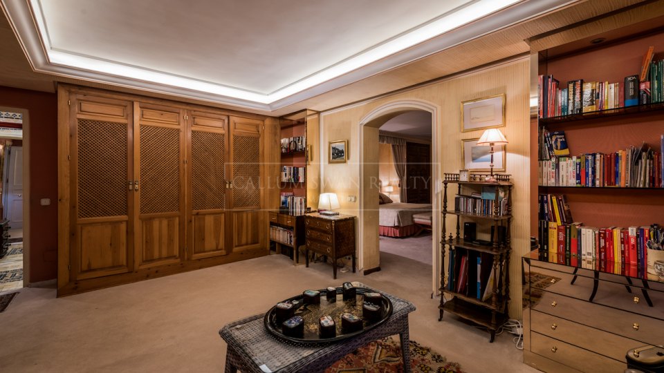 Benahavis, Spanish Style Villa for Sale with Lake Views on a Large Private Plot in Benahavís