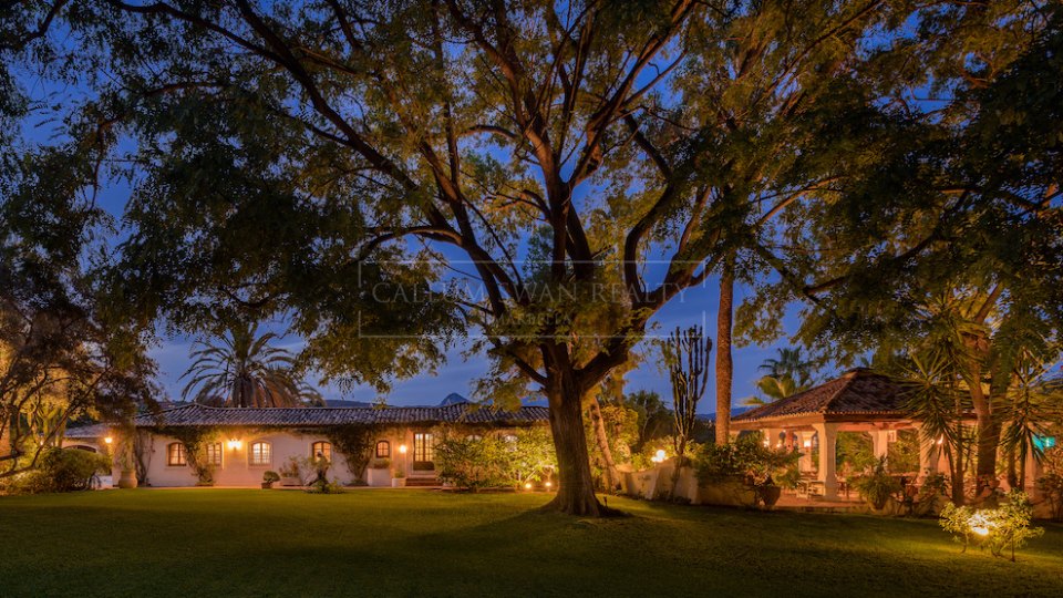 Benahavis, Spanish Style Villa for Sale with Lake Views on a Large Private Plot in Benahavís