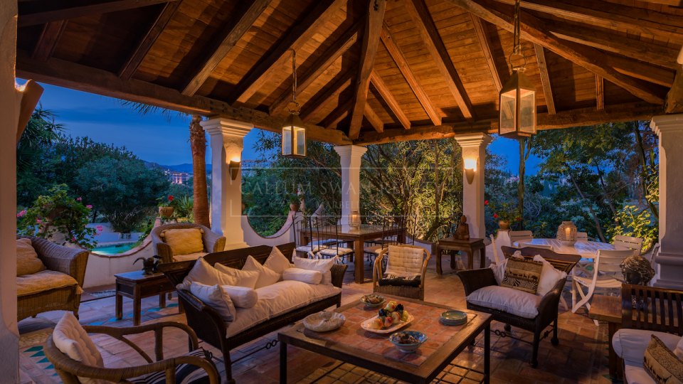 Benahavis, Spanish Style Villa for Sale with Lake Views on a Large Private Plot in Benahavís