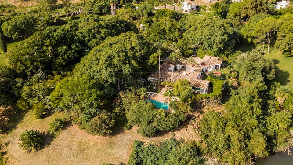 Benahavis, Spanish Style Villa for Sale with Lake Views on a Large Private Plot in Benahavís