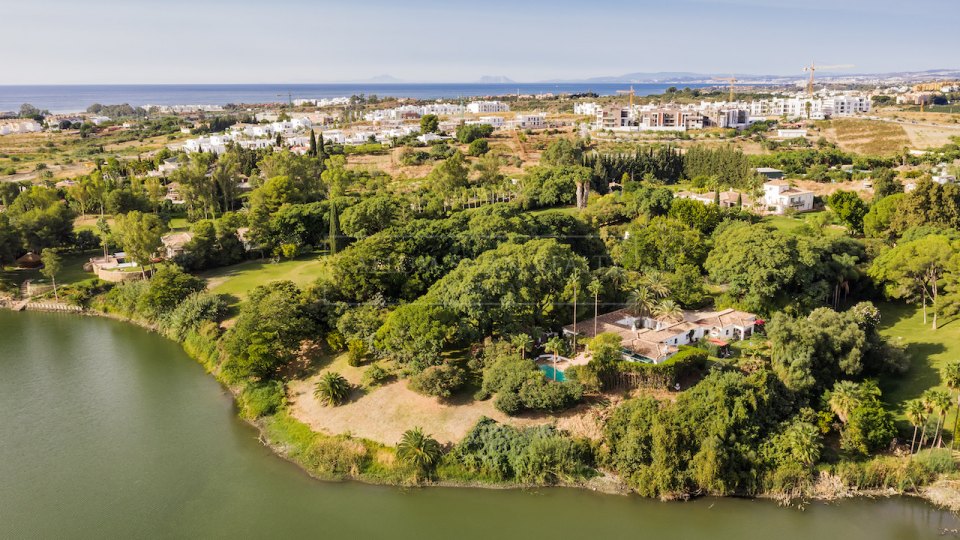 Benahavis, Spanish Style Villa for Sale with Lake Views on a Large Private Plot in Benahavís