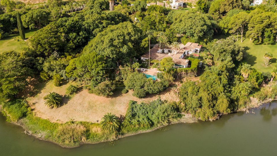 Benahavis, Spanish Style Villa for Sale with Lake Views on a Large Private Plot in Benahavís