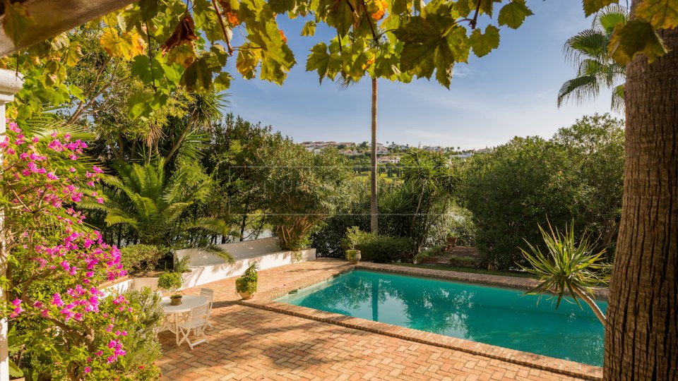 Benahavis, Spanish Style Villa for Sale with Lake Views on a Large Private Plot in Benahavís