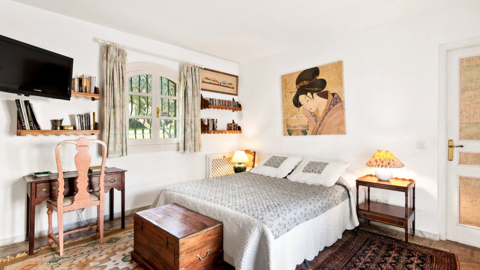 Benahavis, Spanish Style Villa for Sale with Lake Views on a Large Private Plot in Benahavís