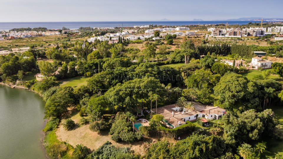 Benahavis, Spanish Style Villa for Sale with Lake Views on a Large Private Plot in Benahavís