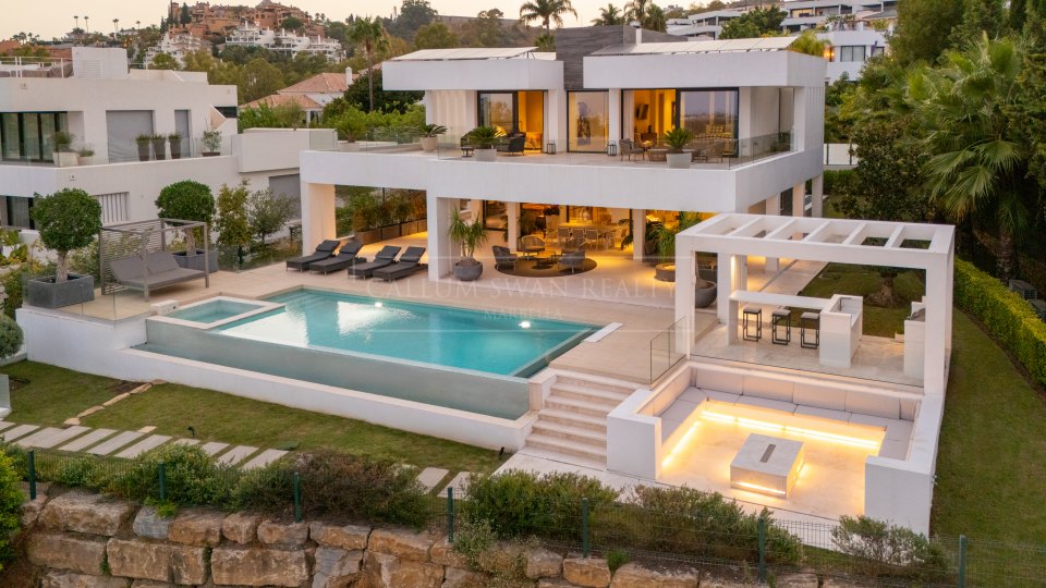 Nueva Andalucia, Modern Frontline Golf Villa for Sale in Nueva Andalucía, Marbella