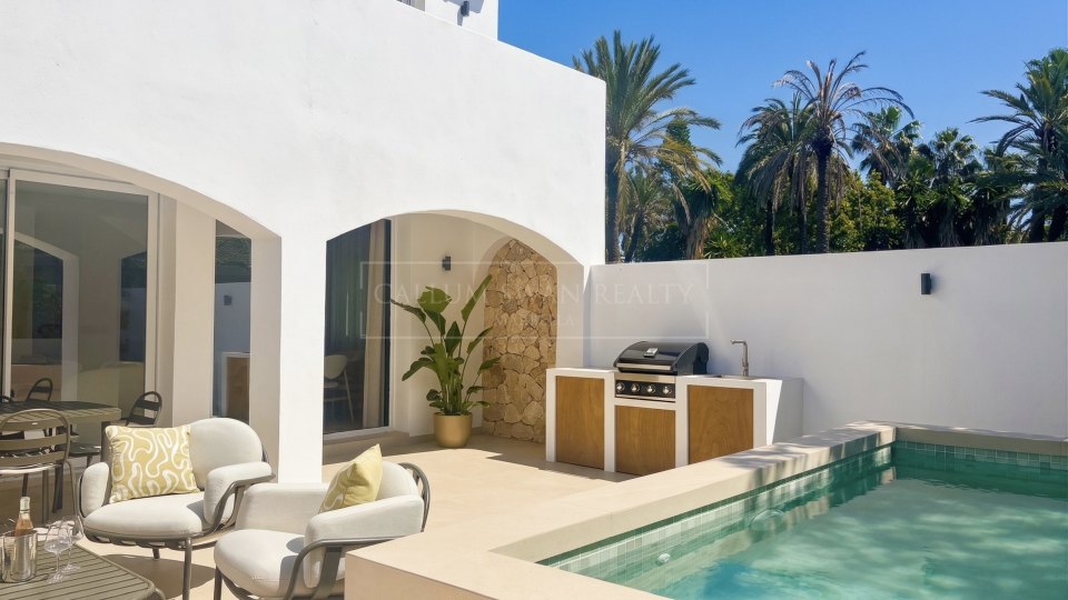 San Pedro de Alcantara, Renovated Semi-Detached Home in Las Petunias Gated Community, Walking Distance to the Beach