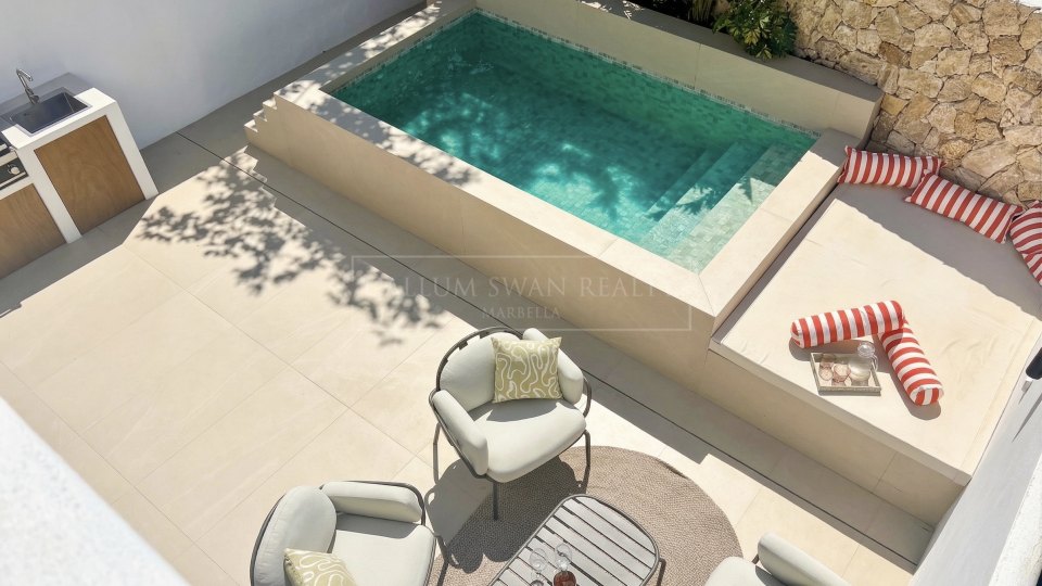 San Pedro de Alcantara, Renovated Semi-Detached Home in Las Petunias Gated Community, Walking Distance to the Beach