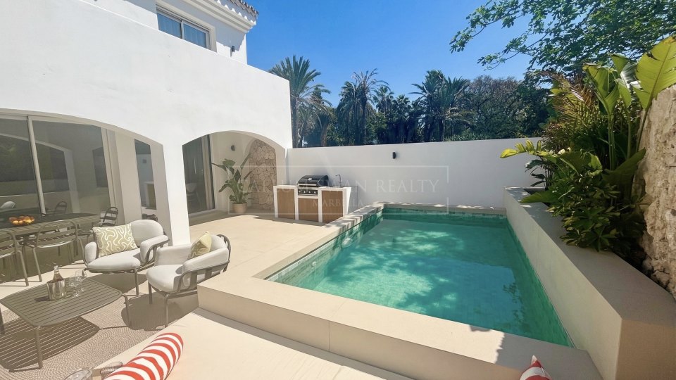 San Pedro de Alcantara, Renovated Semi-Detached Home in Las Petunias Gated Community, Walking Distance to the Beach