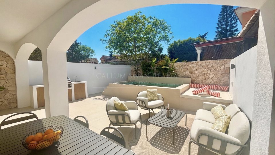 San Pedro de Alcantara, Renovated Semi-Detached Home in Las Petunias Gated Community, Walking Distance to the Beach