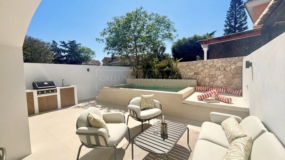 San Pedro de Alcantara, Renovated Semi-Detached Home in Las Petunias Gated Community, Walking Distance to the Beach