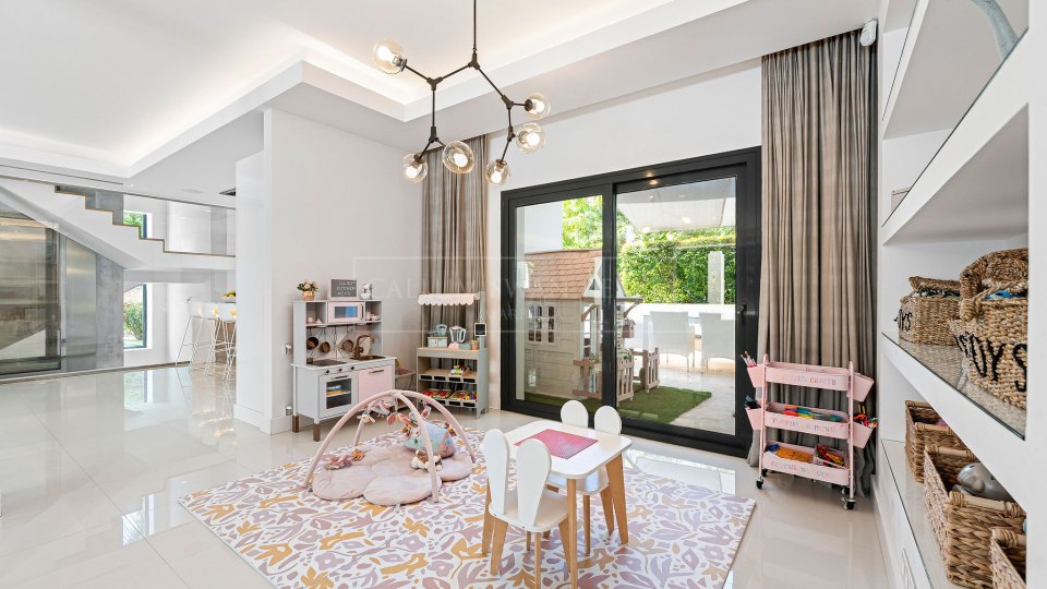 Benahavis, Family Villa for Sale in La Quinta, Benahavís