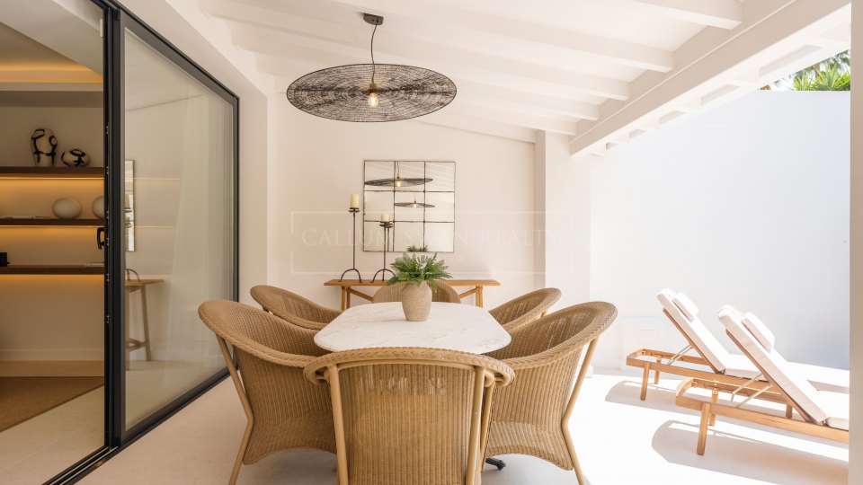 Nueva Andalucia, Adosado reformado en primera línea de golf en Nueva Andalucía, Marbella