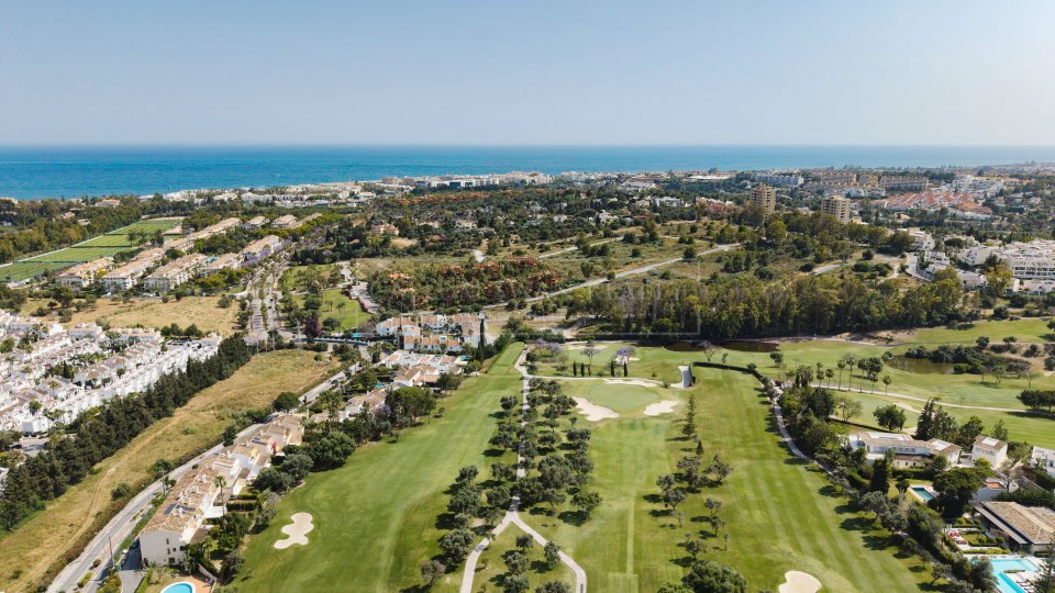 Nueva Andalucia, Adosado reformado en primera línea de golf en Nueva Andalucía, Marbella