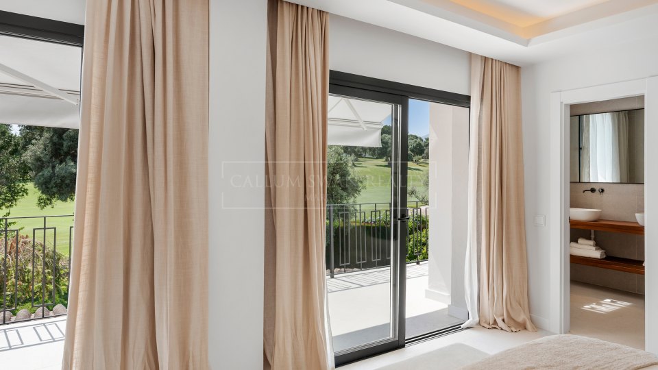 Nueva Andalucia, Adosado reformado en primera línea de golf en Nueva Andalucía, Marbella