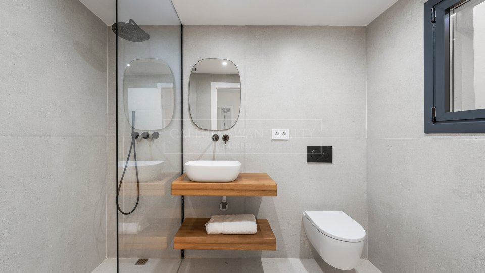 Nueva Andalucia, Adosado reformado en primera línea de golf en Nueva Andalucía, Marbella