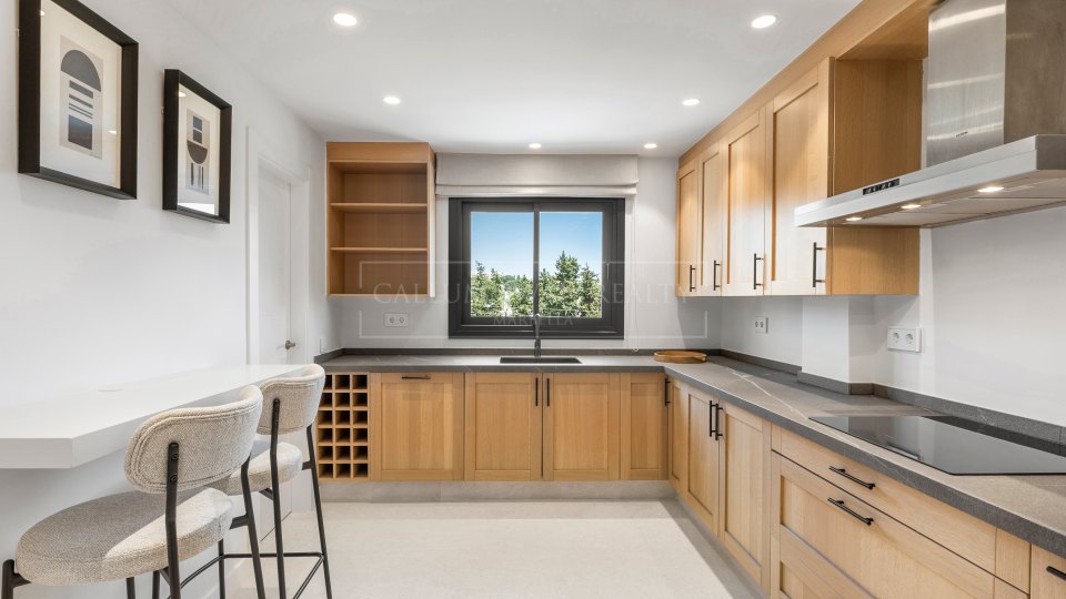 Nueva Andalucia, Adosado reformado en primera línea de golf en Nueva Andalucía, Marbella