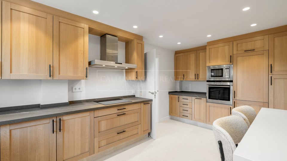 Nueva Andalucia, Adosado reformado en primera línea de golf en Nueva Andalucía, Marbella