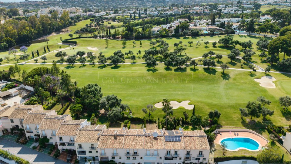 Nueva Andalucia, Adosado reformado en primera línea de golf en Nueva Andalucía, Marbella