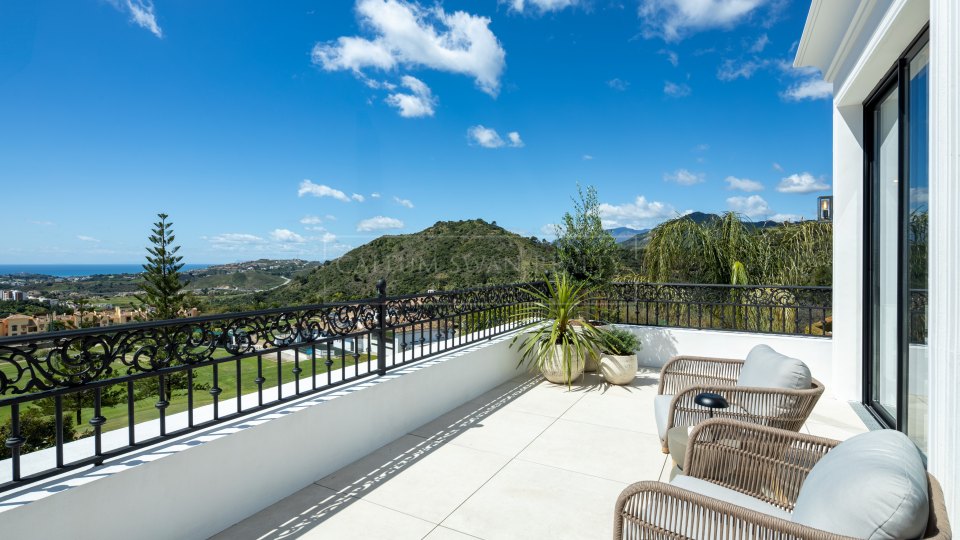 Benahavis, Villa méditerranéenne avec vue sur le golf et la mer à Los Arqueros, Benahavís