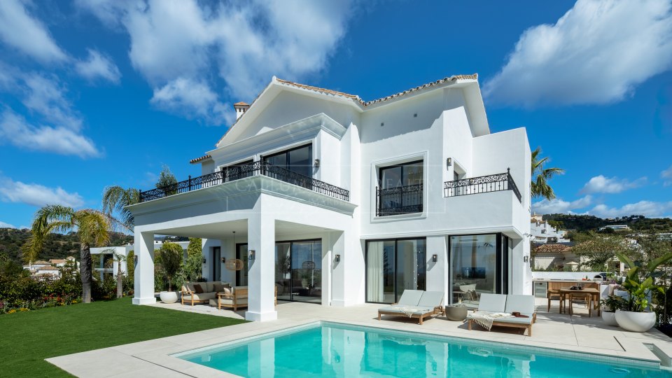 Benahavis, Villa méditerranéenne avec vue sur le golf et la mer à Los Arqueros, Benahavís