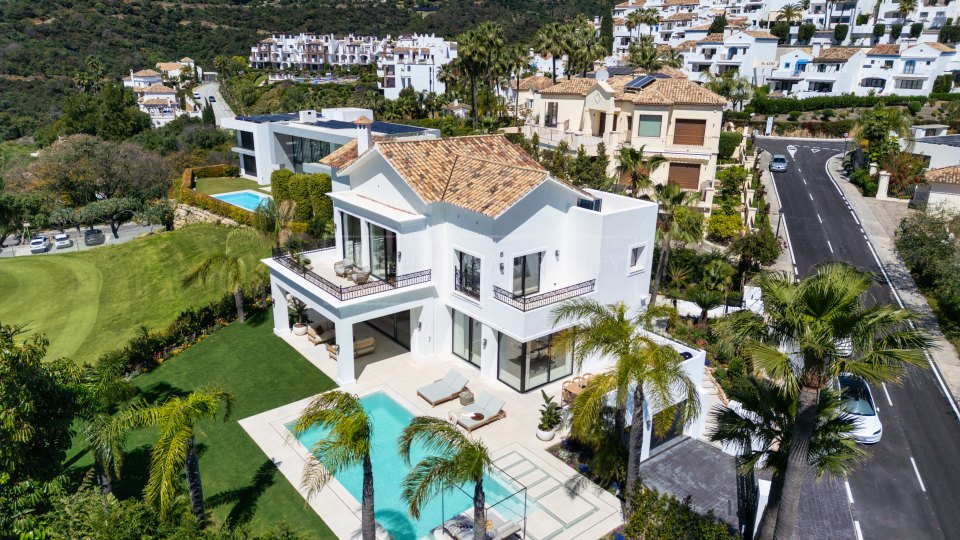 Benahavis, Villa méditerranéenne avec vue sur le golf et la mer à Los Arqueros, Benahavís