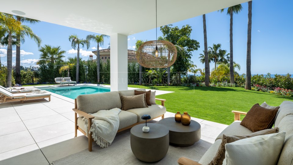 Benahavis, Villa méditerranéenne avec vue sur le golf et la mer à Los Arqueros, Benahavís